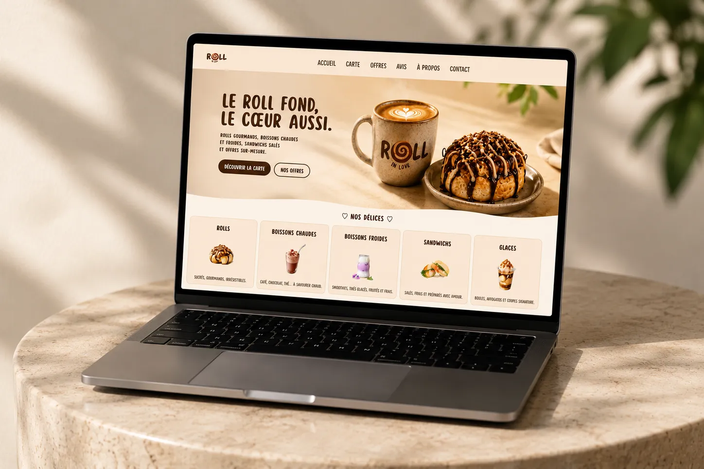 Site web Roll in Love créé par Vokum, affiché sur un MacBook